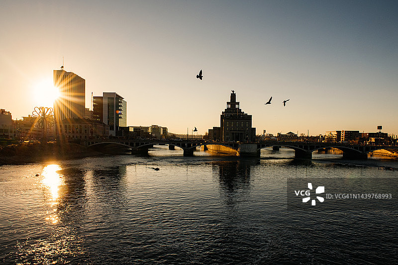 锡达拉皮兹市爱荷华州天际线图片素材