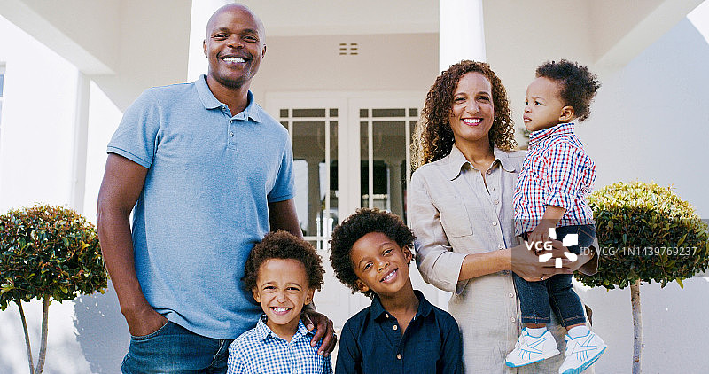 房地产房屋，非裔家庭微笑合影，拥有新家庭住宅、房产或梦想家园。爱，住宅业主，幸福的妈妈、爸爸和孩子，以及豪华住宅图片素材