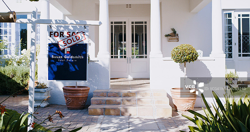 房地产出售标志与现代住宅，房地产经纪人，住房、标牌和家庭住宅外观，住宅或房地产建筑图片素材