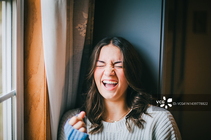 靠窗的少女图片素材