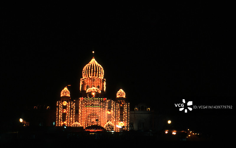 宗教节日期间夜晚灯火通明的锡克教谒师所（印度）图片素材