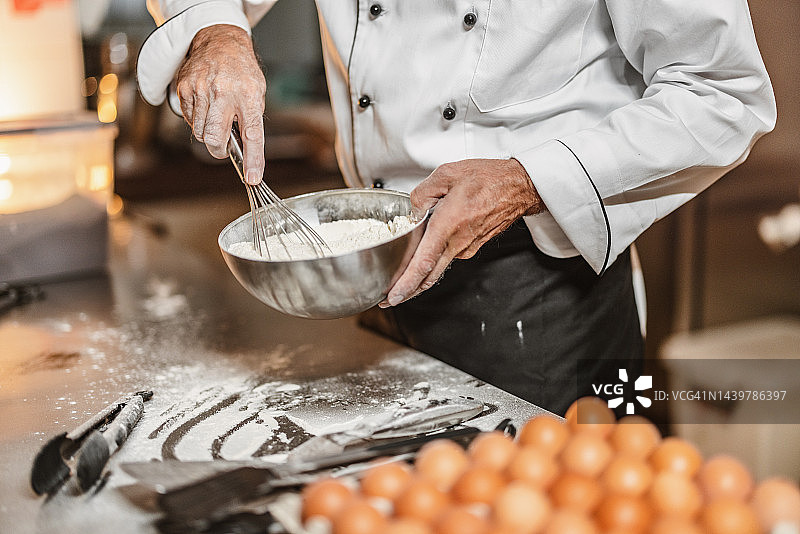 经验丰富的面包师揉面团特写图片素材