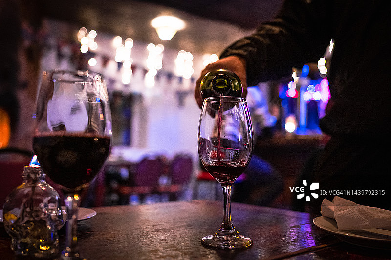 餐桌上的红酒图片素材