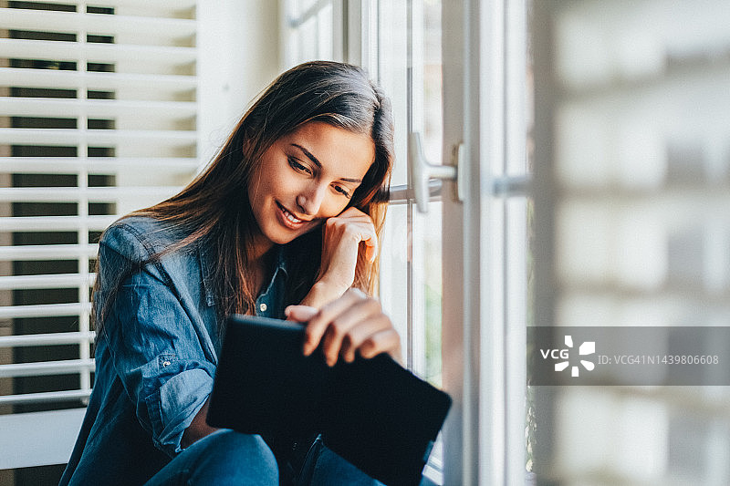 在家阅读电子书的女人图片素材