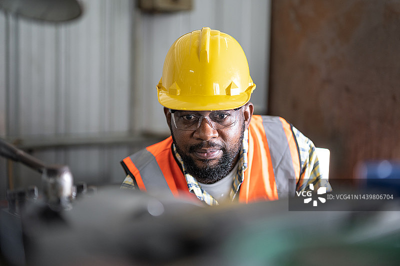 非裔美国车床工人在金属工业中使用铣床图片素材