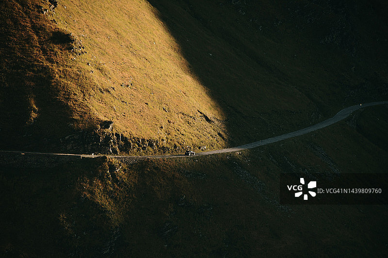 高角度拍摄的狭窄山路图片素材