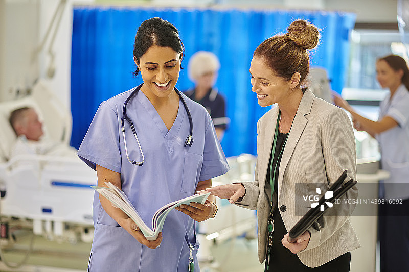 医院管理人员与女医生图片素材