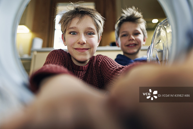 两个男孩在装洗衣机图片素材