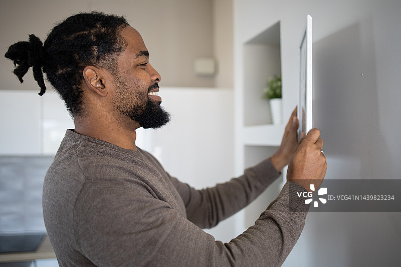 年轻男人搬进新公寓图片素材