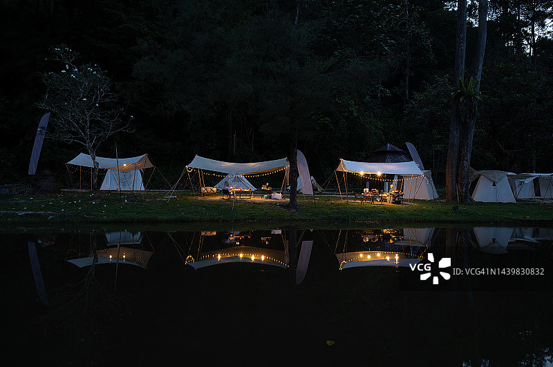 雨林中的河边露营地图片素材