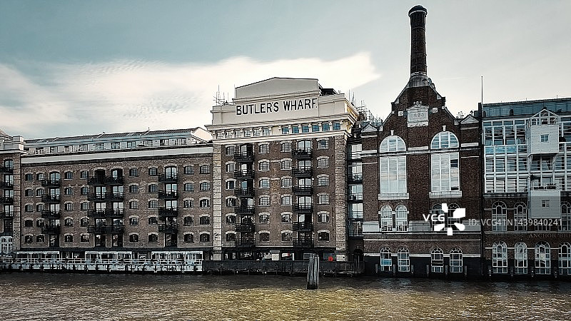 伦敦塔桥附近的泰晤士河南岸沙德泰晤士的巴特勒码头，英格兰伦敦图片素材