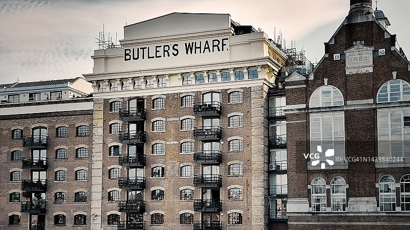 伦敦塔桥附近的泰晤士河南岸沙德泰晤士的巴特勒码头，英格兰伦敦图片素材