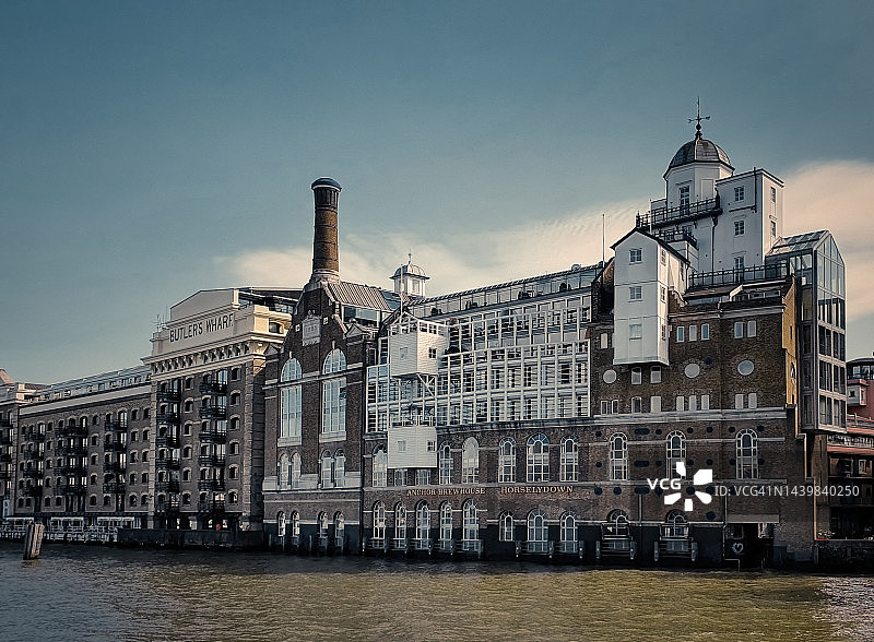 伦敦塔桥附近的泰晤士河南岸沙德泰晤士的巴特勒码头，英格兰伦敦图片素材