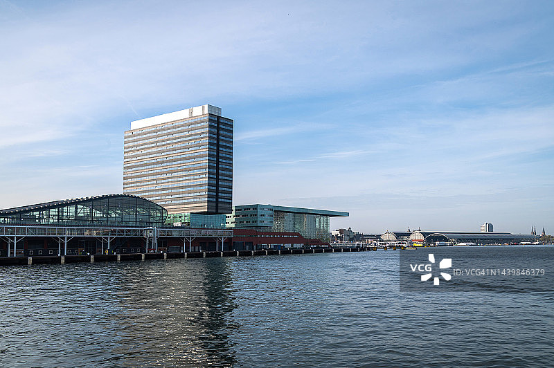 荷兰阿姆斯特丹的邮轮港口和中央车站图片素材