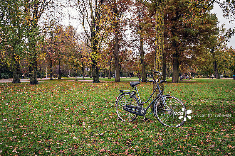 秋季公园里的自行车图片素材