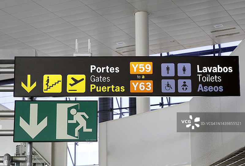 机场信息板特写，巴塞罗那，西班牙图片素材