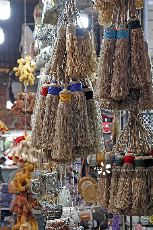 摩洛哥马拉喀什，市场摊位上的装饰性流苏图片素材