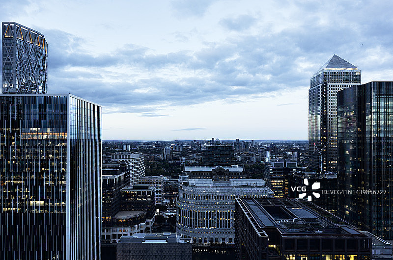 伦敦金丝雀码头黄昏时分的高角度城市景观图片素材