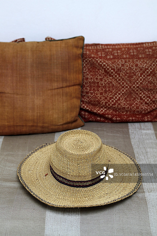 沙发上的草帽图片素材