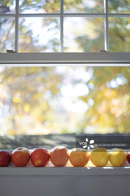 厨房窗台上的苹果图片素材