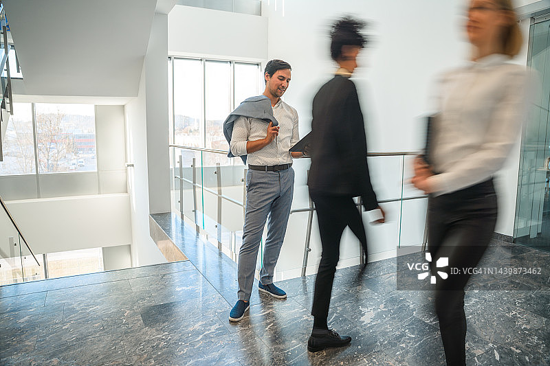 手持平板电脑的成功商人图片素材