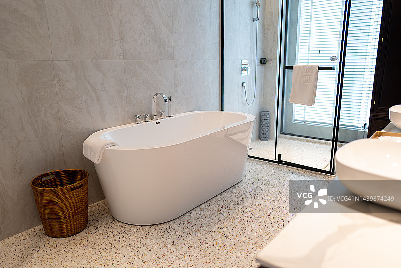浴室窗边的陶瓷浴缸与水龙头图片素材
