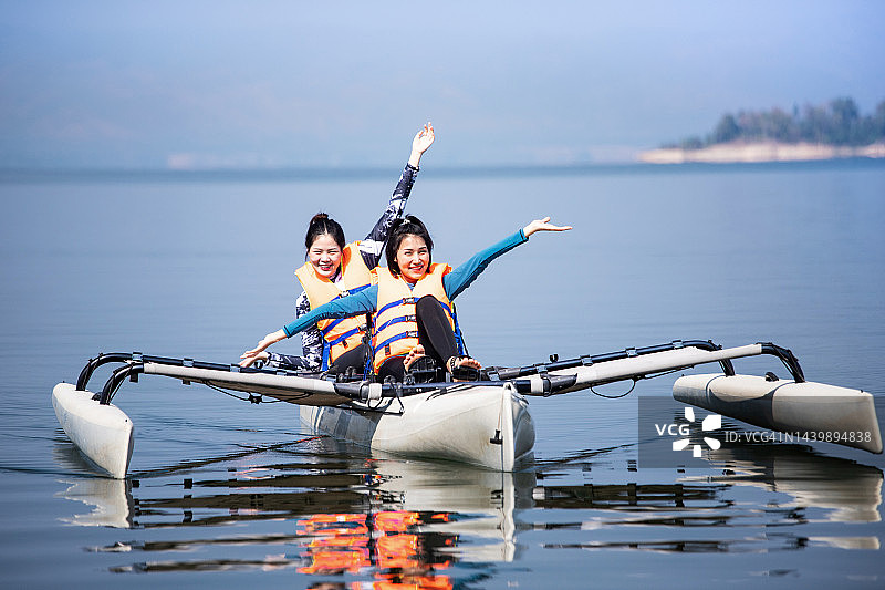 两名女子在划船图片素材