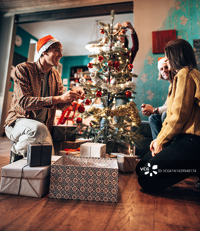 朋友们一起装饰圣诞树图片素材