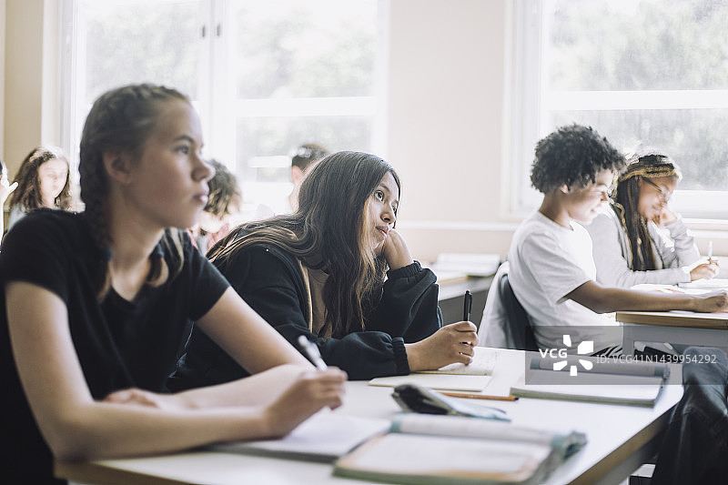 在学校上课的多种族初中生图片素材