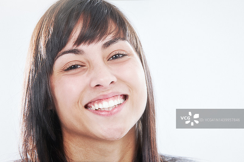 笑容灿烂的年轻女子图片素材