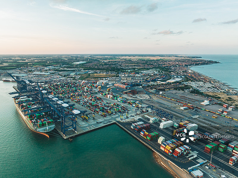 码头集装箱船航拍图片素材
