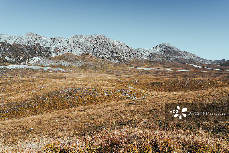 狂野的风景，草地和山脉：阿布鲁佐图片素材