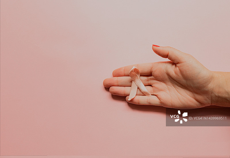 粉色背景上的女性癌症疾病概念及文案空间图片素材