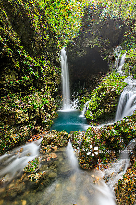 江原道三陟市务巾里苔藓瀑布图片素材