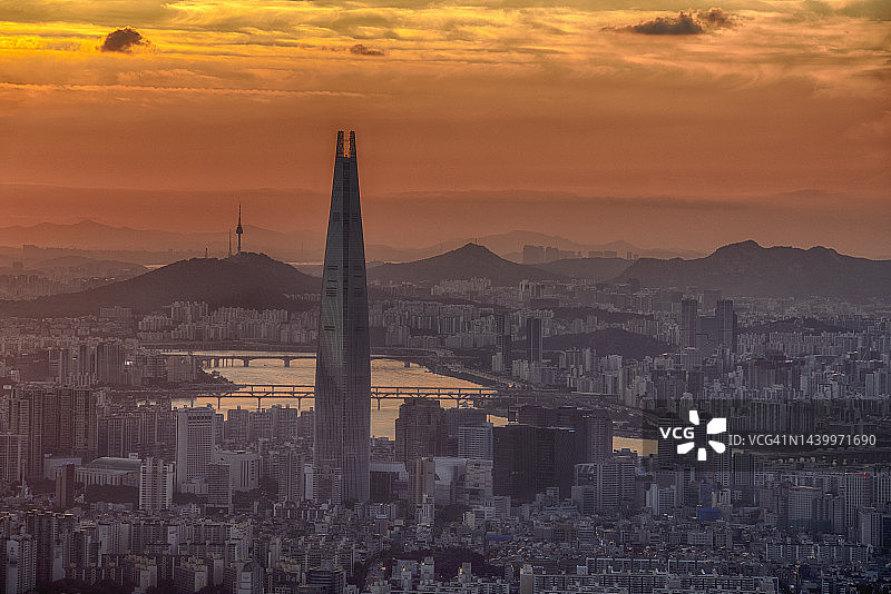 宁静祥和的风景：首尔南山塔和南汉山城图片素材