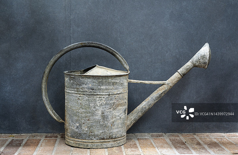 生活方式：浇水壶，浇水，锡罐，无人，旧图片素材