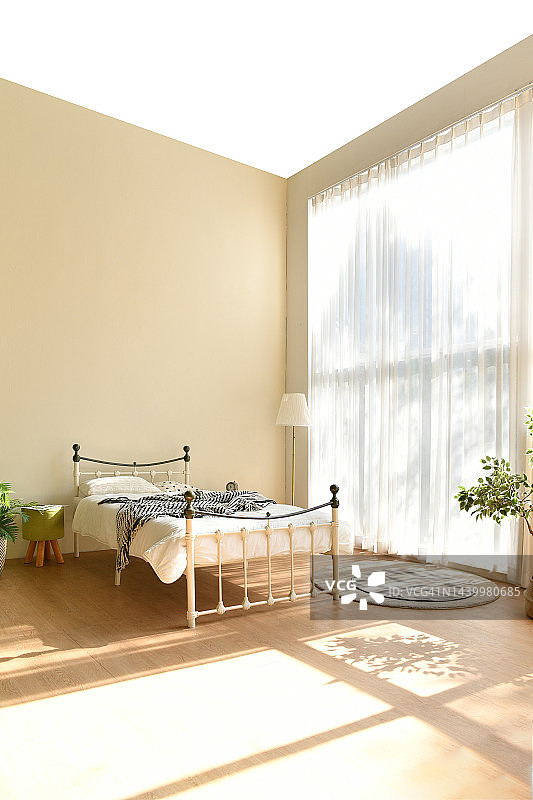 室内：枕头、靠垫、羽绒被、落地灯、凳子、椅子、植物图片素材