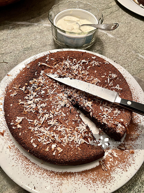 椰蓉无面粉巧克力蛋糕图片素材
