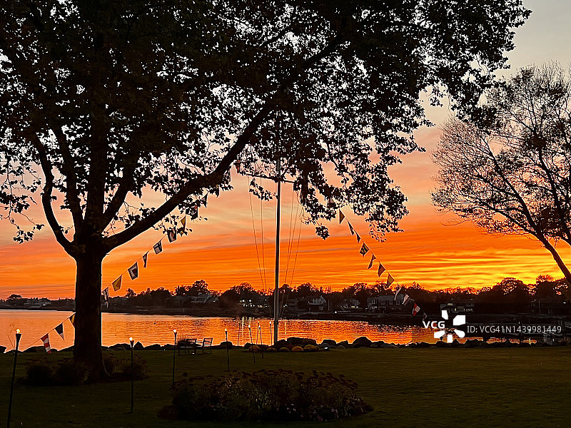 康涅狄格州水面上壮观的日落图片素材