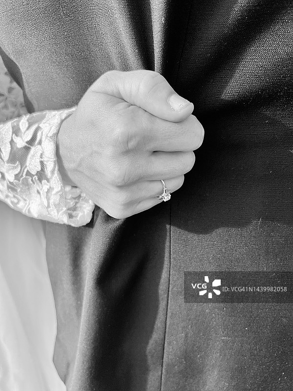 新娘紧紧搂住新郎的背图片素材