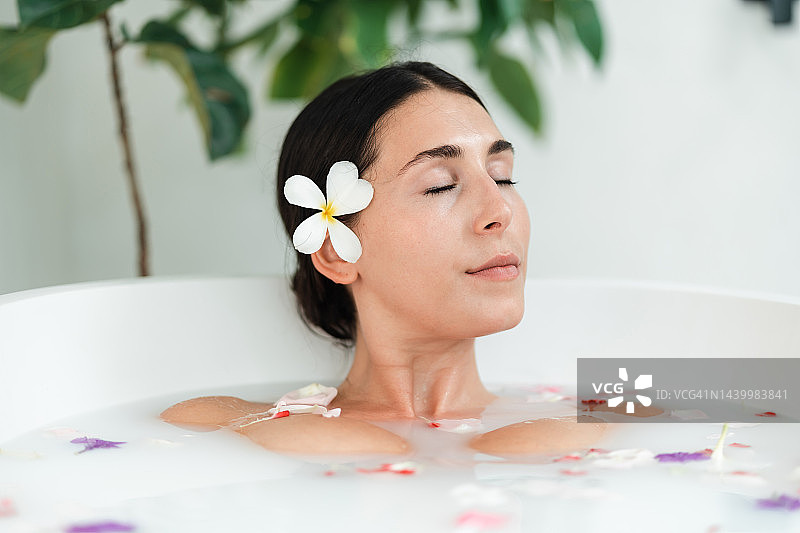享受奢华水疗时刻的美丽女人图片素材