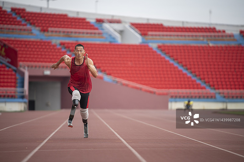 使用假肢训练的残疾男运动员图片素材