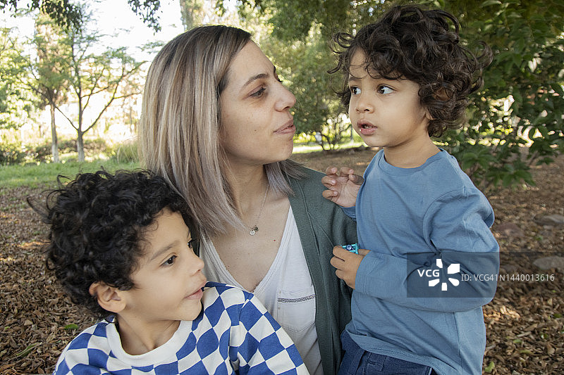 母亲和孩子们在公园里图片素材