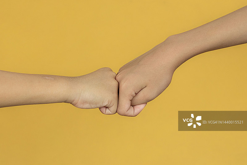 手部特写：碰拳图片素材