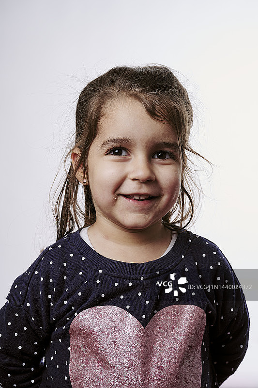 微笑的棕发毛衣女孩图片素材