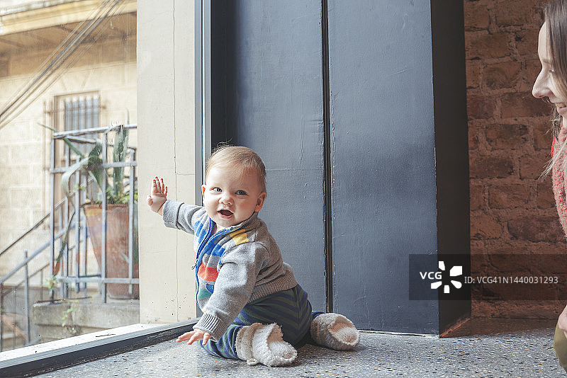 带着男婴幼儿的母亲图片素材