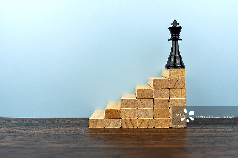 木块台阶上的国际象棋王图片素材