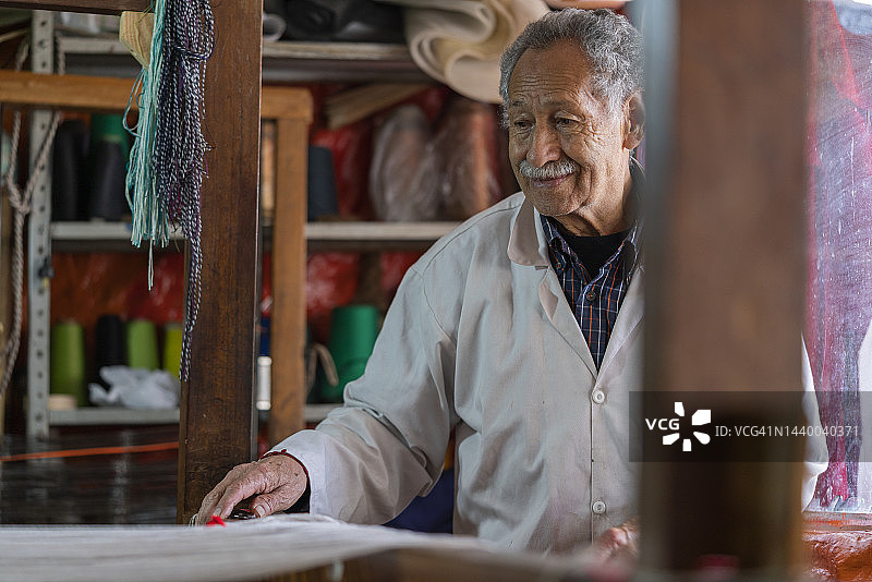 工厂里手工编织的老年工匠图片素材