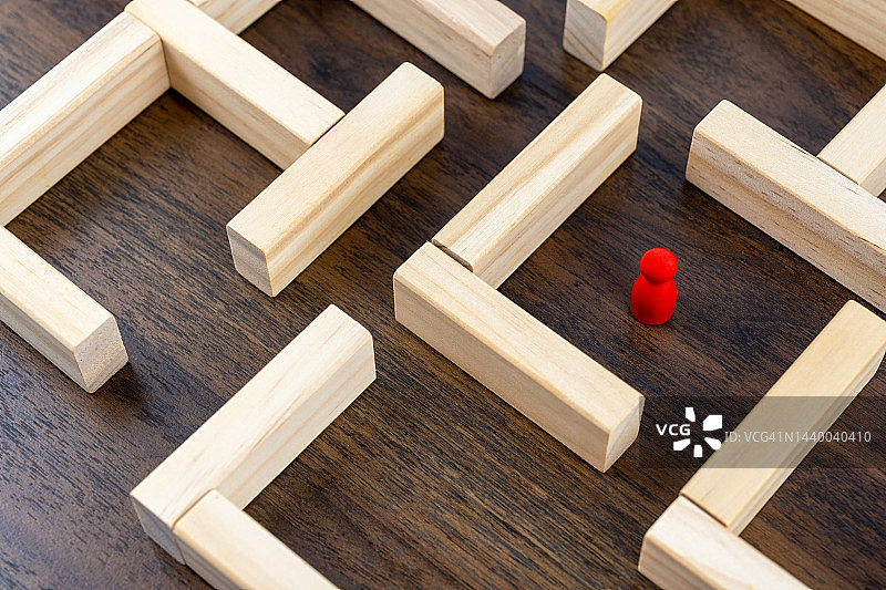迷宫中的红色木制小雕像图片素材