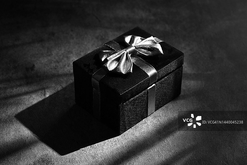 乡村背景上的金色蝴蝶结礼品盒图片素材